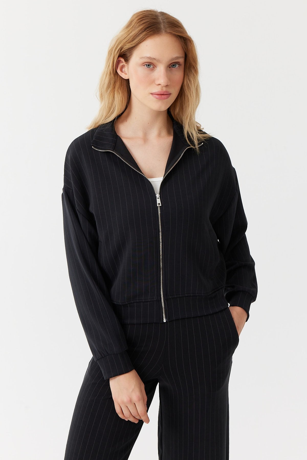 سويت شيرت نسائية بياقة واقفة