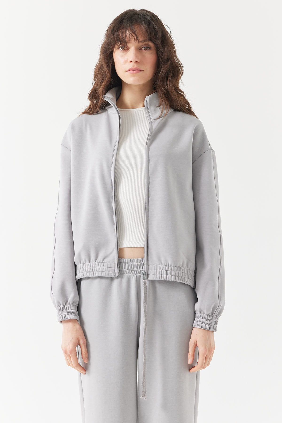 بلوزة رياضية نسائية بياقة واقفة