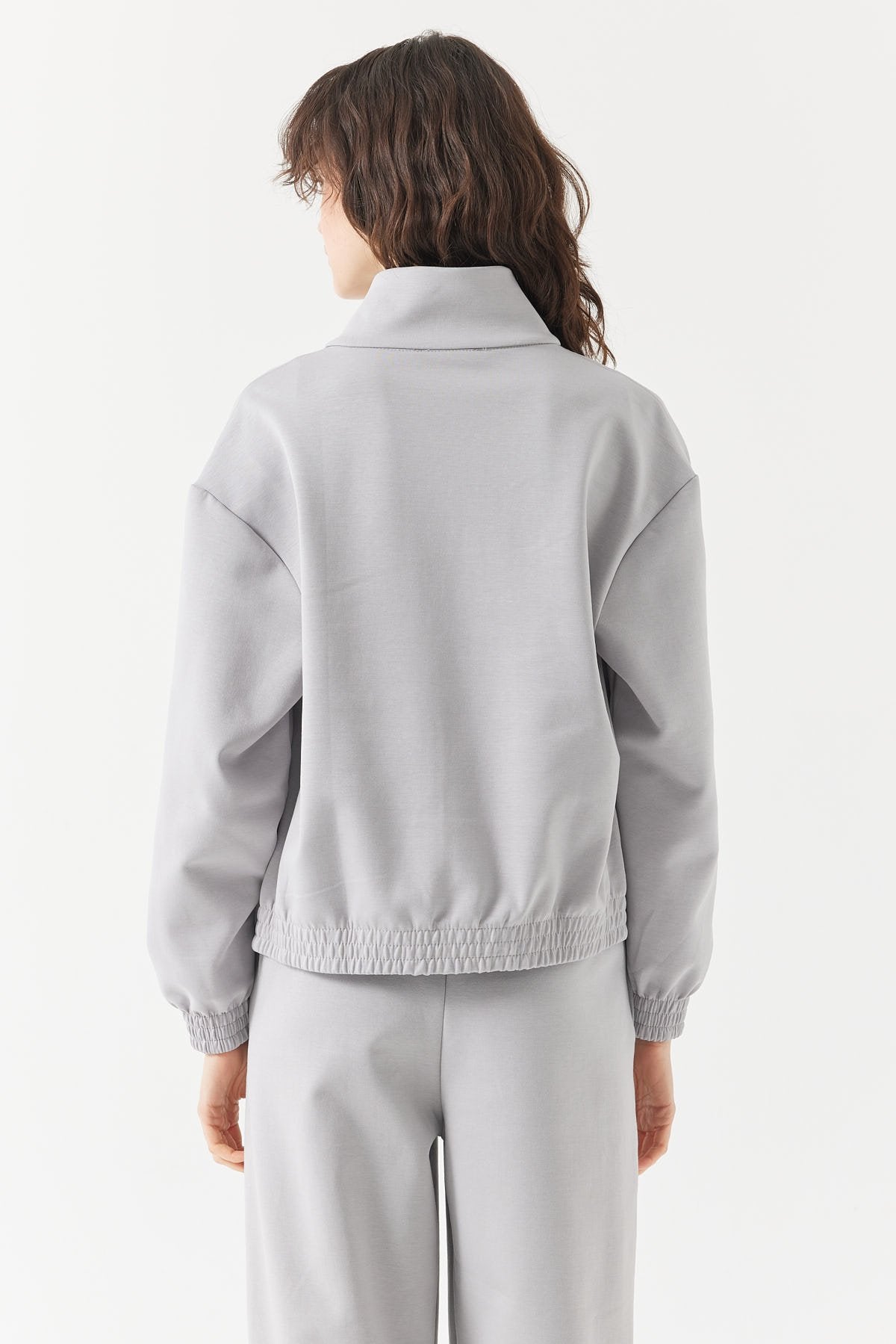 بلوزة رياضية نسائية بياقة واقفة