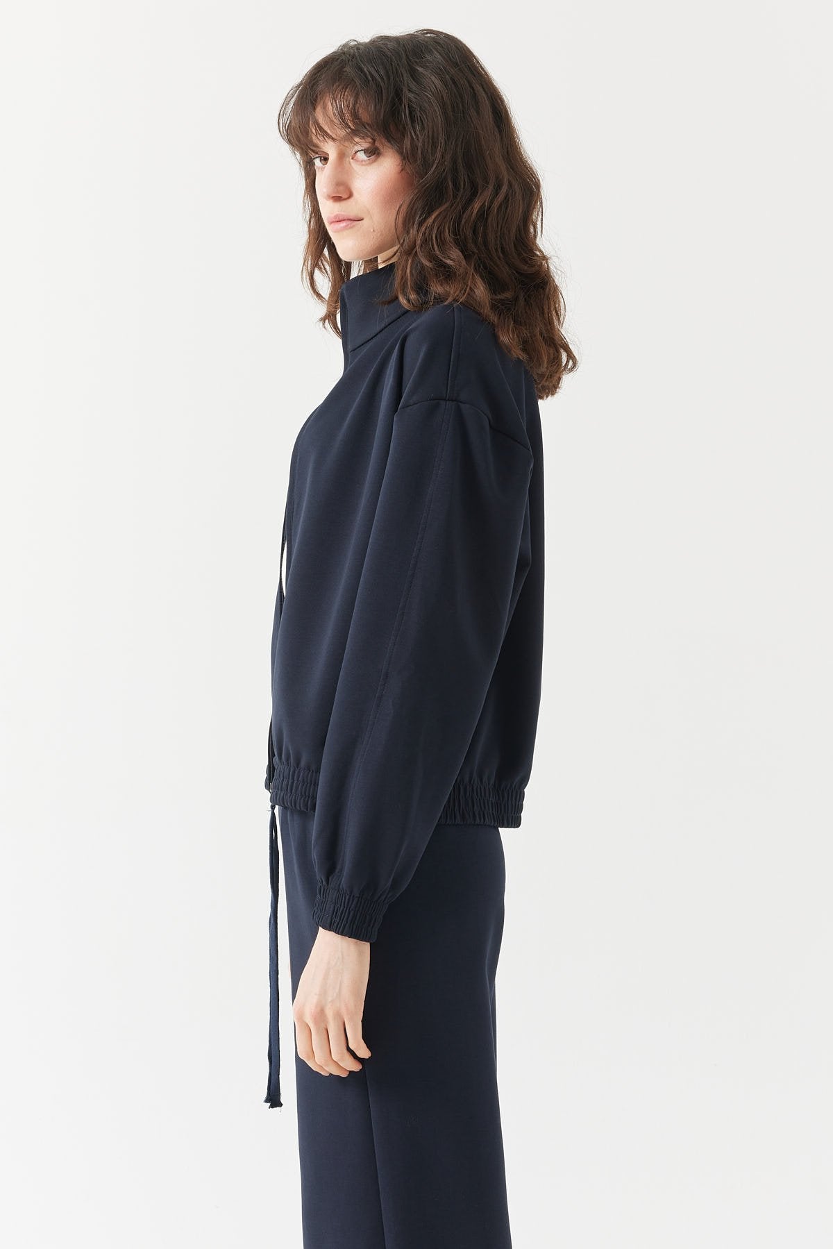 بلوزة رياضية نسائية بياقة واقفة