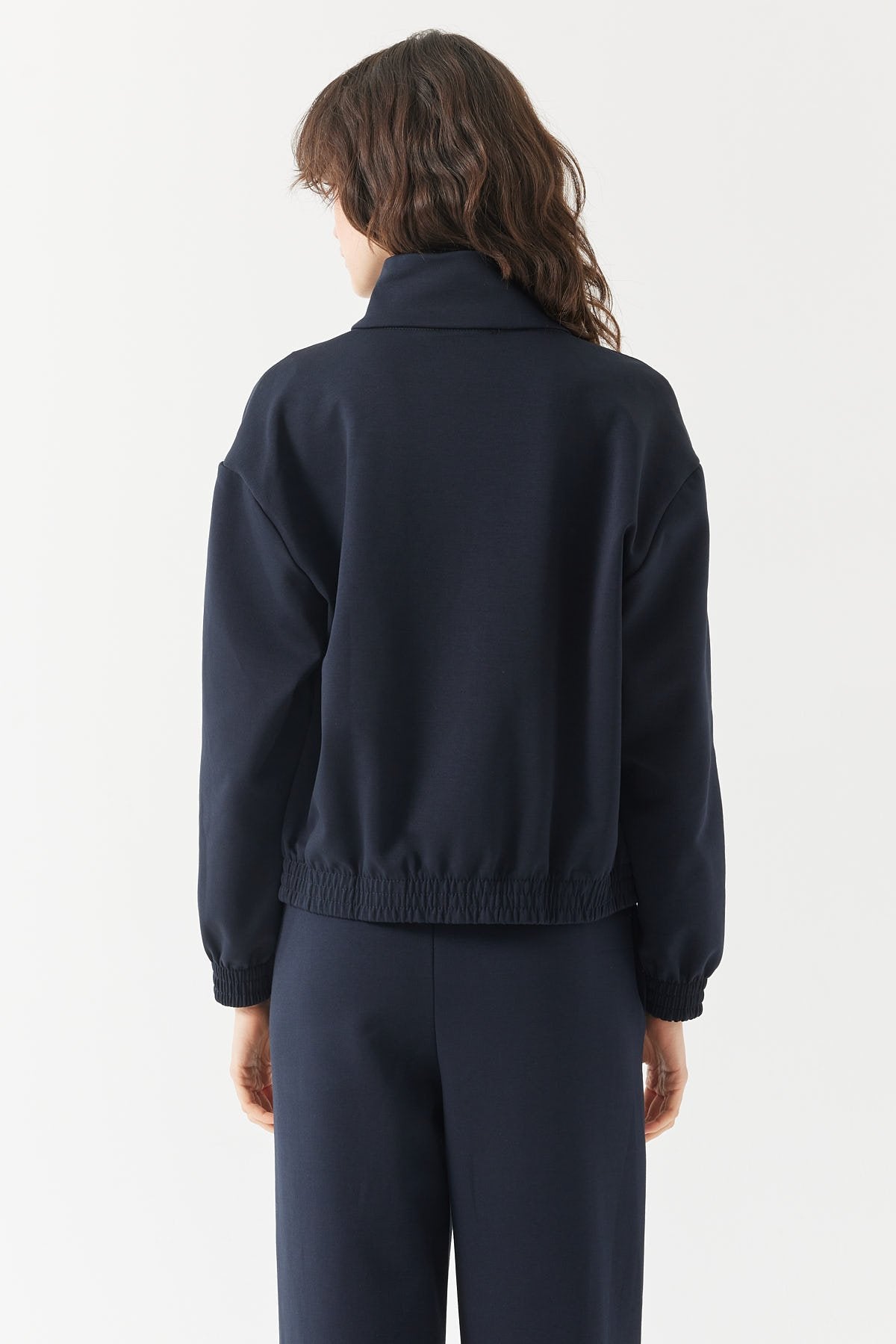 بلوزة رياضية نسائية بياقة واقفة