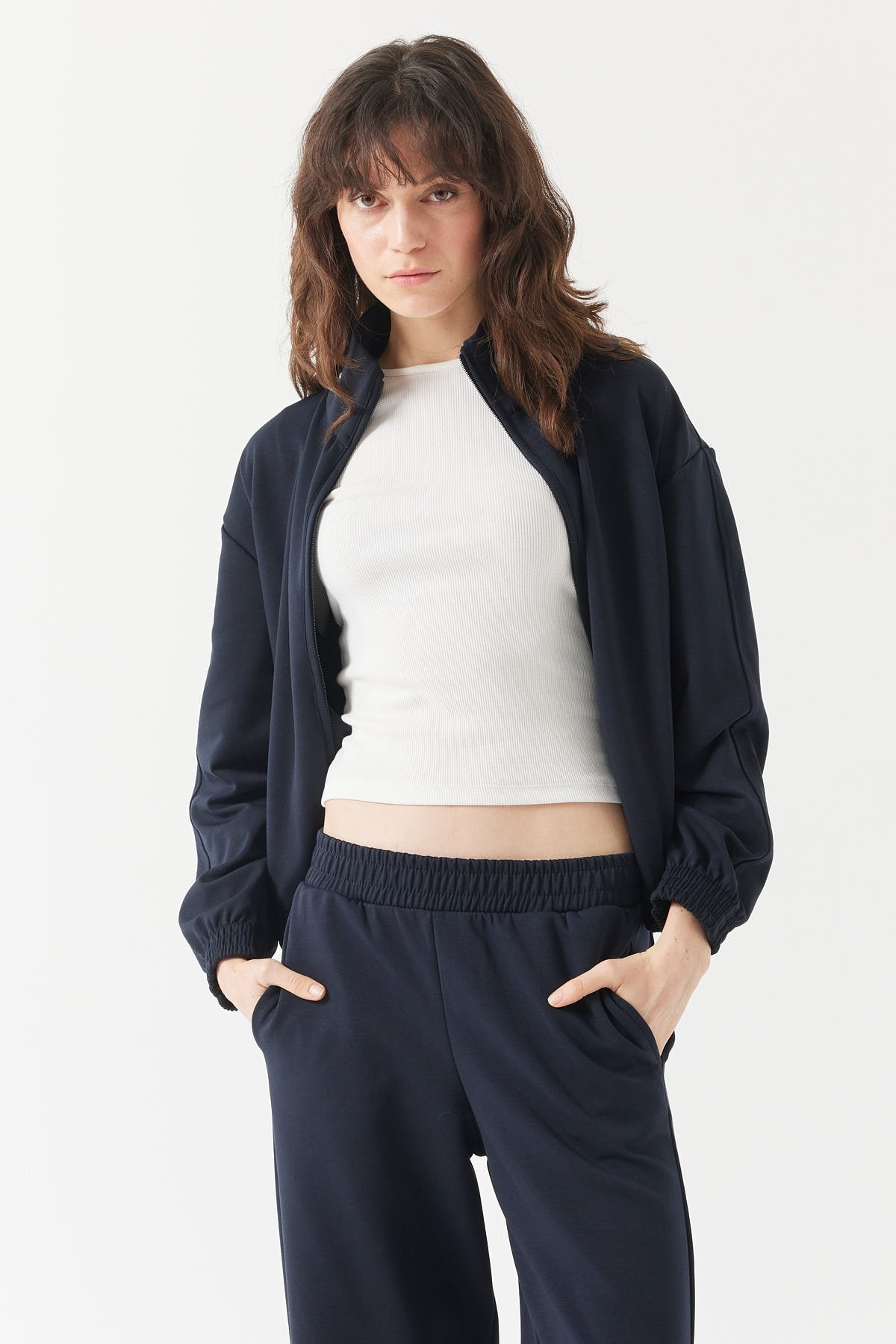 بلوزة رياضية نسائية بياقة واقفة