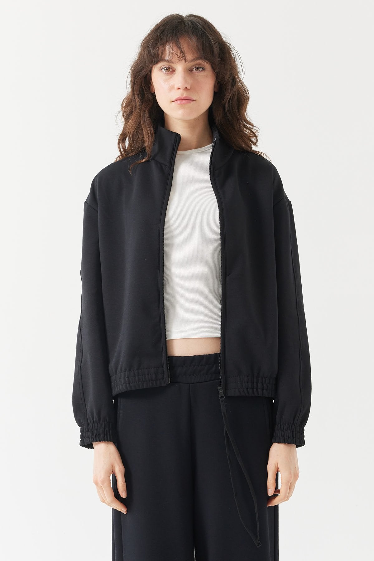 بلوزة رياضية نسائية بياقة واقفة