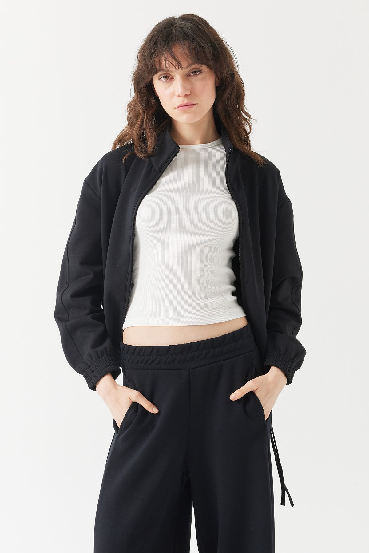 بلوزة رياضية نسائية بياقة واقفة