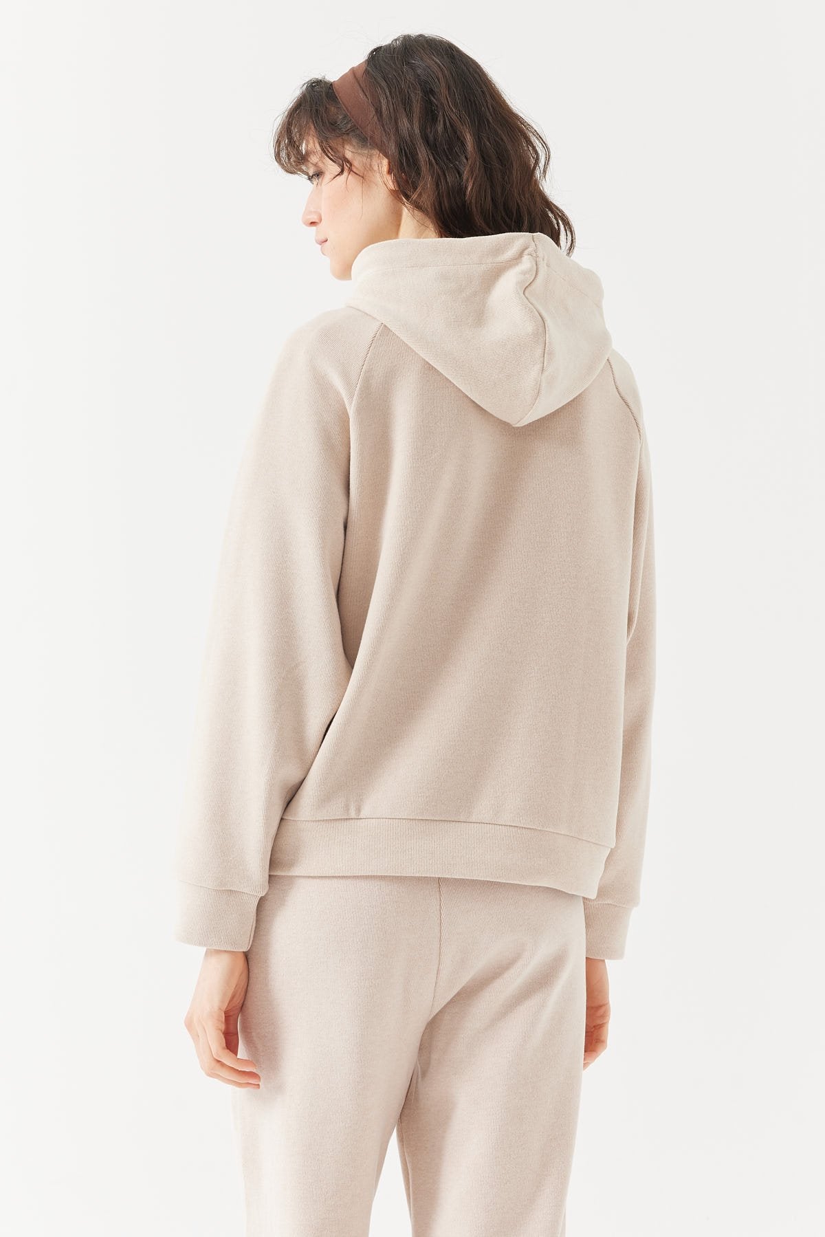 سويت شيرت نسائي أساسي بغطاء للرأس