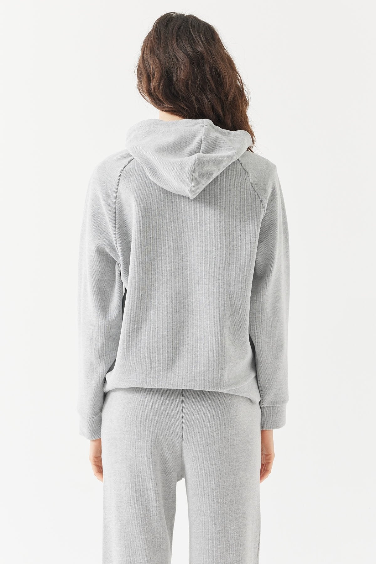 سويت شيرت نسائي أساسي بغطاء للرأس