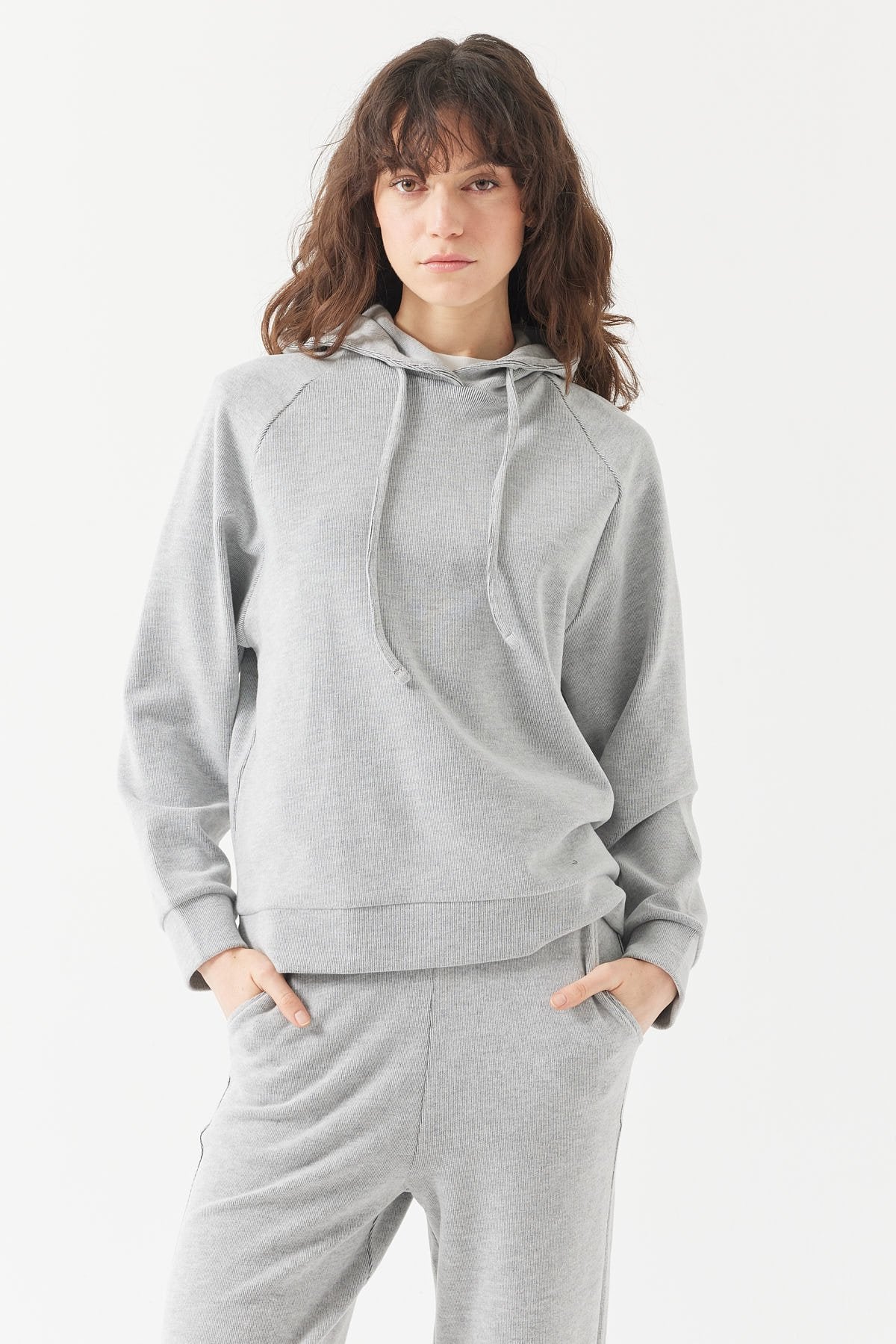 سويت شيرت نسائي أساسي بغطاء للرأس