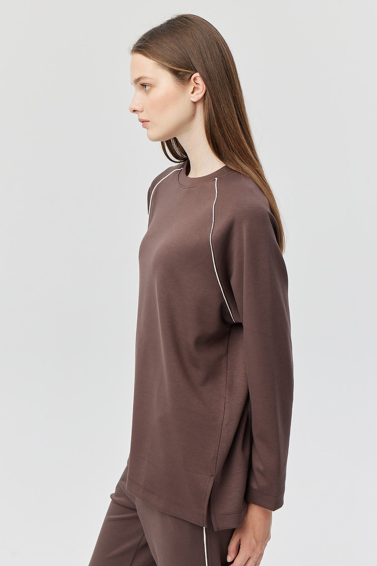 سويت شيرت نسائية بفتحة وتفاصيل متباينة