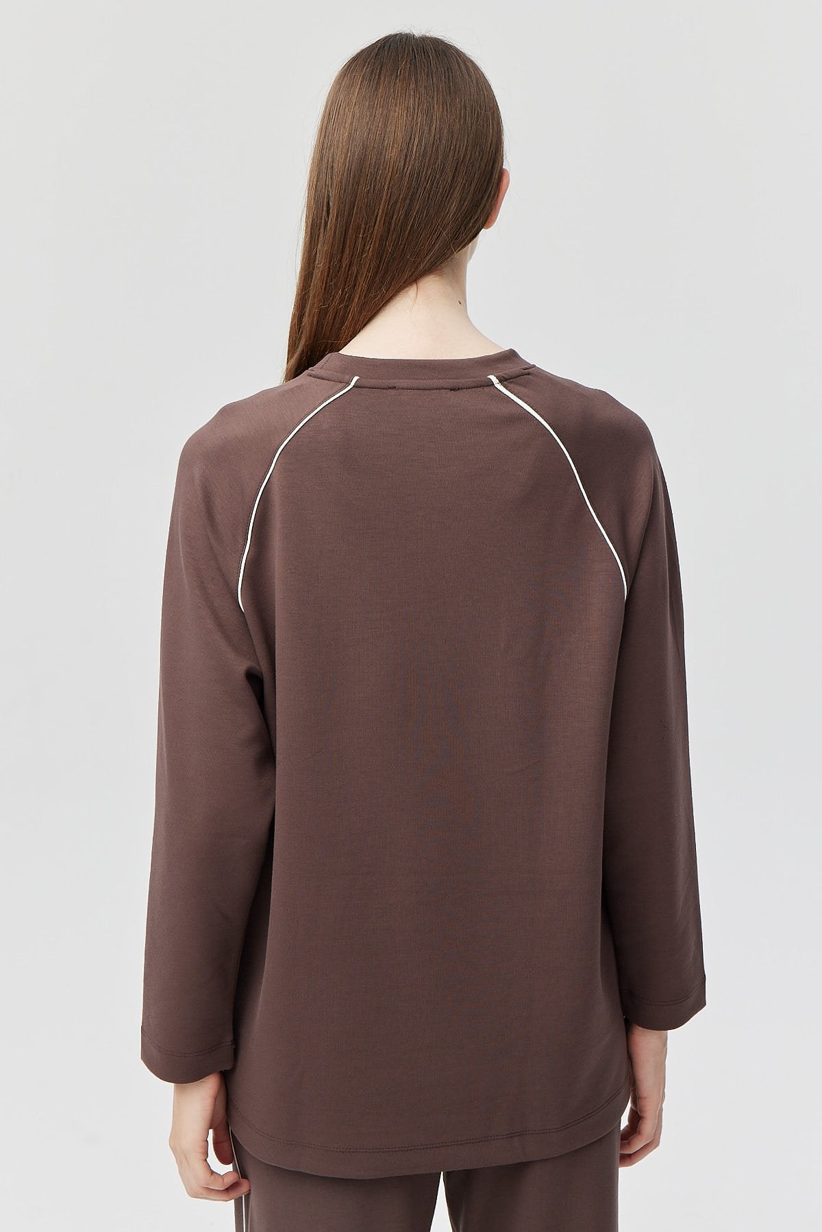 سويت شيرت نسائية بفتحة وتفاصيل متباينة