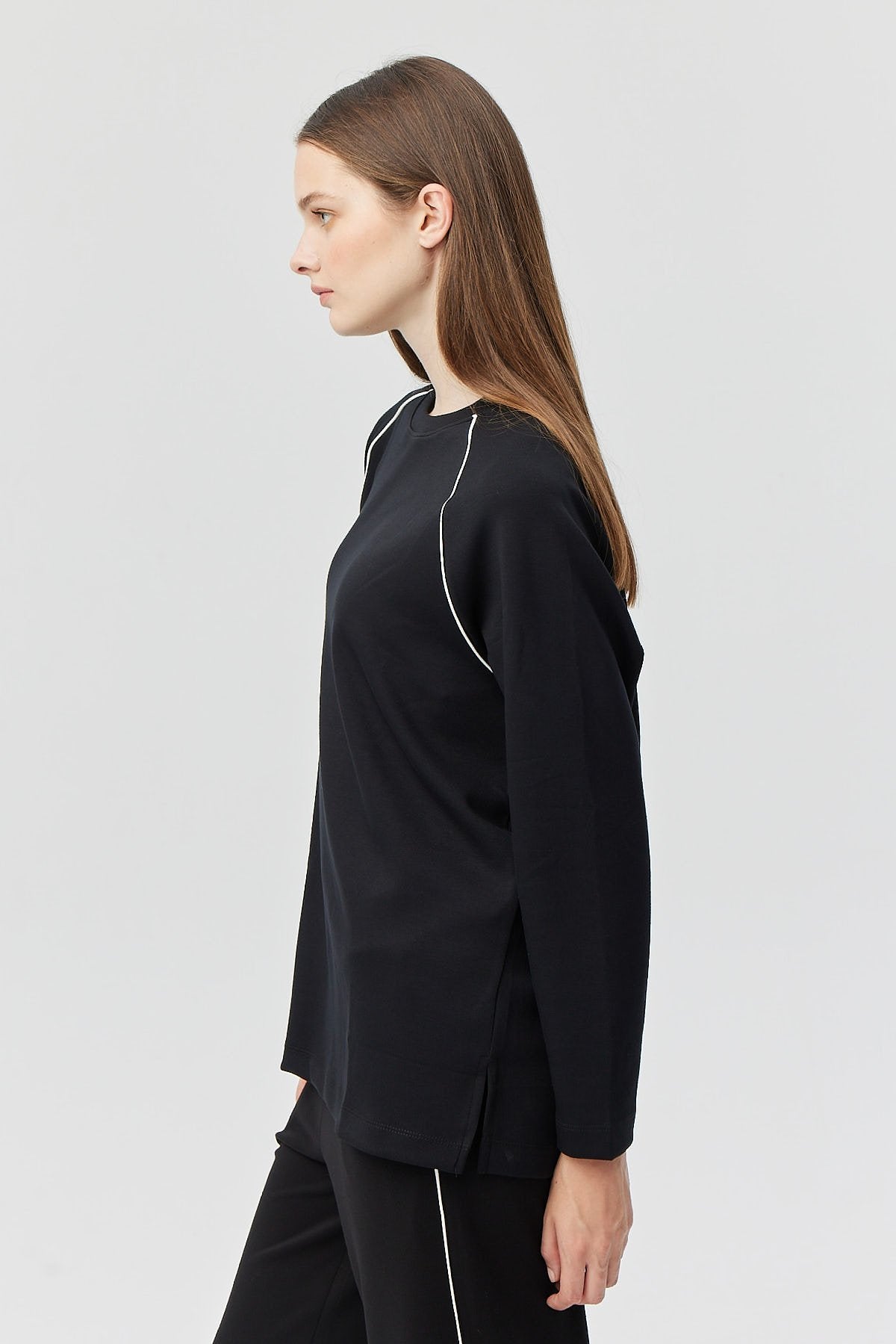 سويت شيرت نسائية بفتحة وتفاصيل متباينة