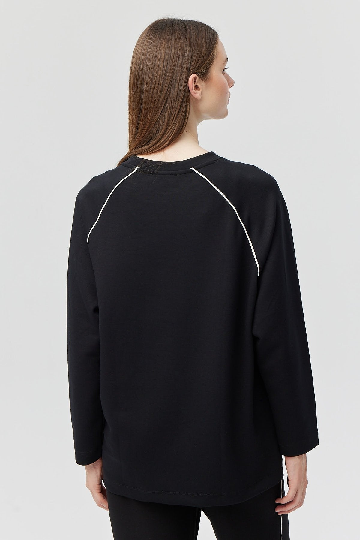 سويت شيرت نسائية بفتحة وتفاصيل متباينة
