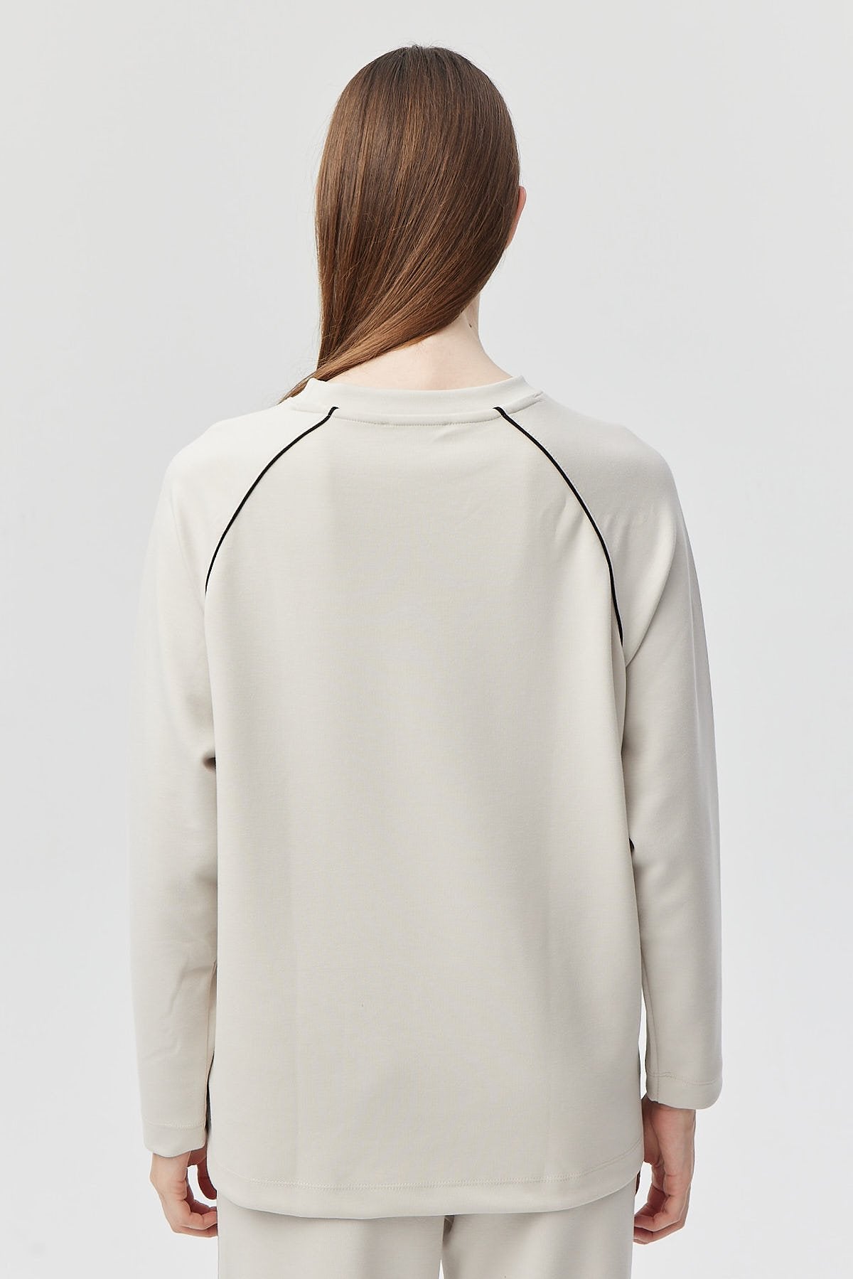 سويت شيرت نسائية بفتحة وتفاصيل متباينة