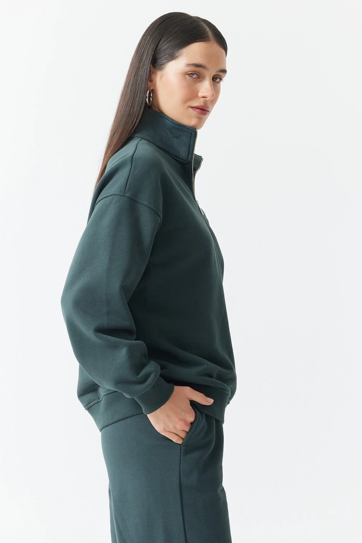 سويت شيرت نسائي بسحاب وياقة عالية