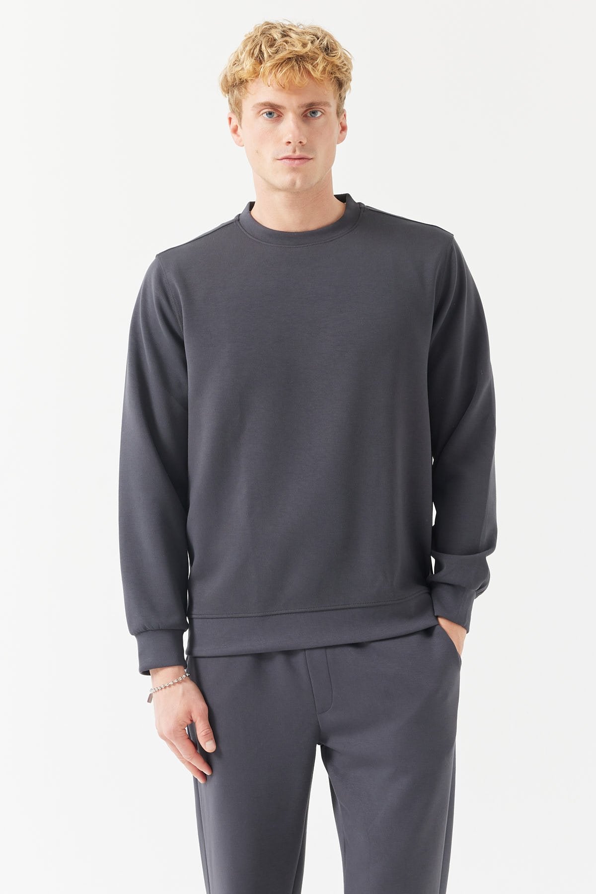 قميص رياضي رجالي أساسي برقبة دائرية