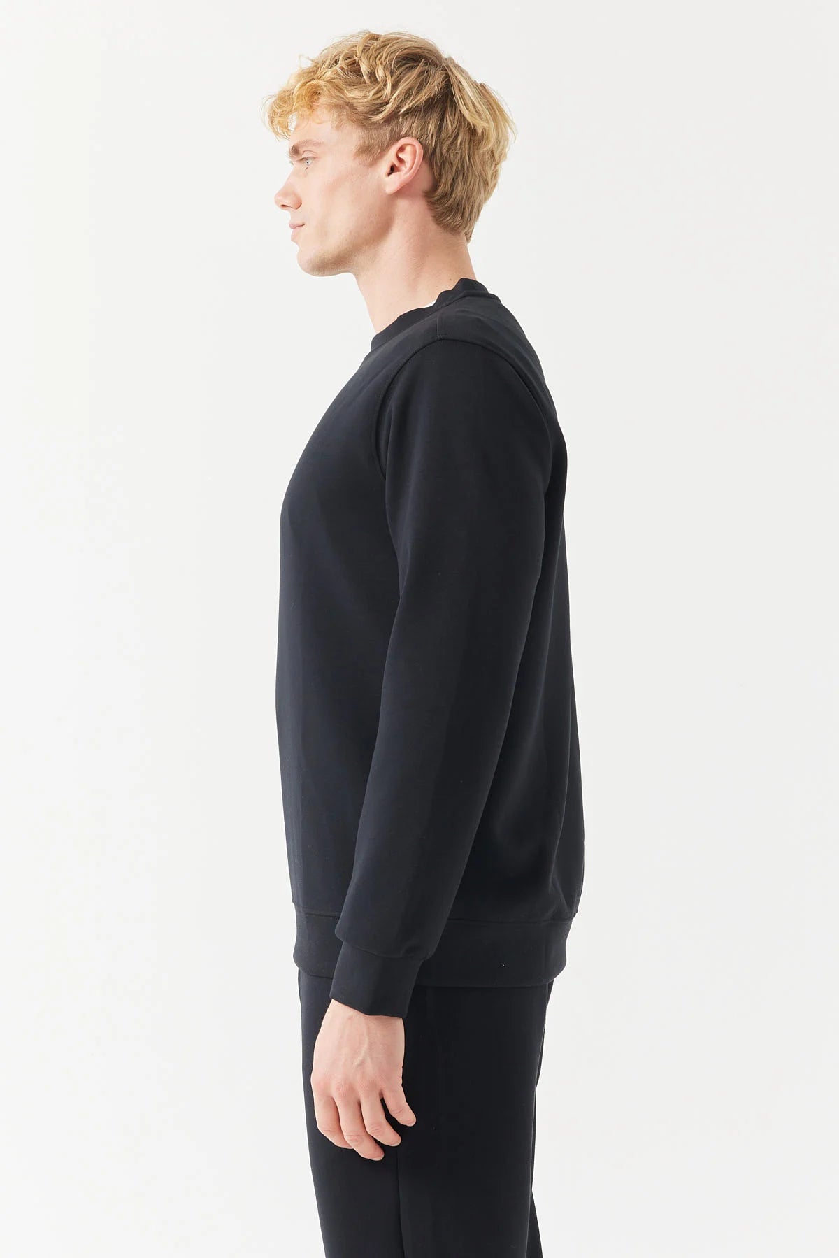 قميص رياضي رجالي أساسي برقبة دائرية