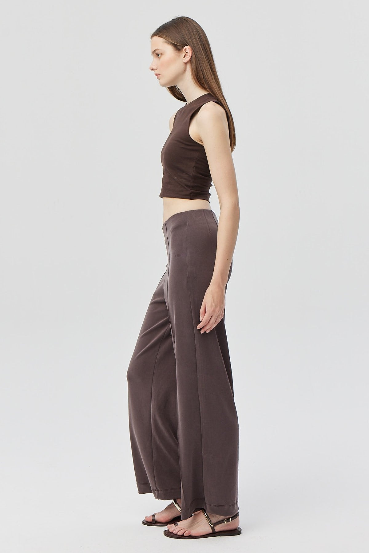 بنطلون نسائي ناعم الملمس بتفاصيل مخيطة