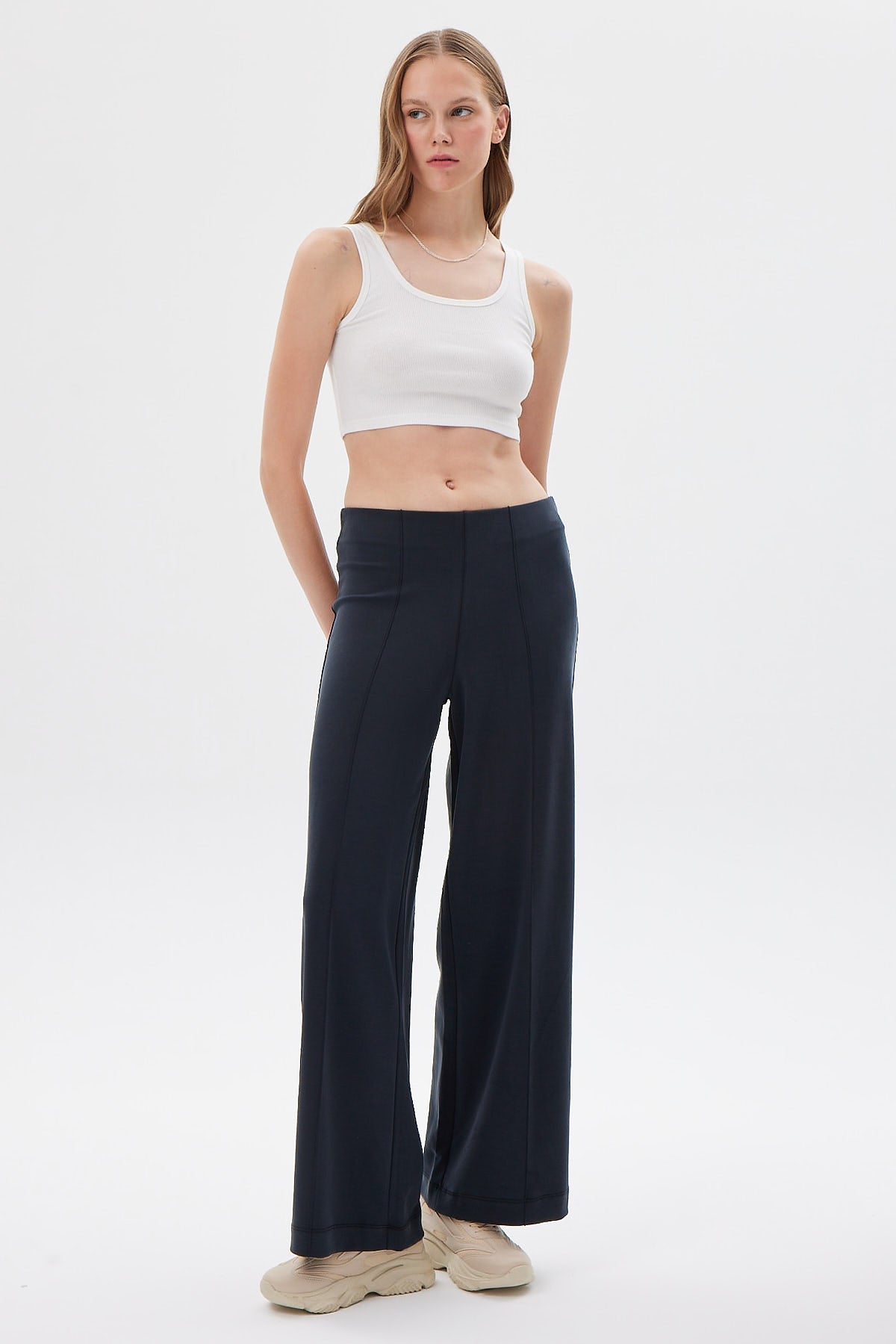 بنطلون نسائي ناعم الملمس بتفاصيل مخيطة