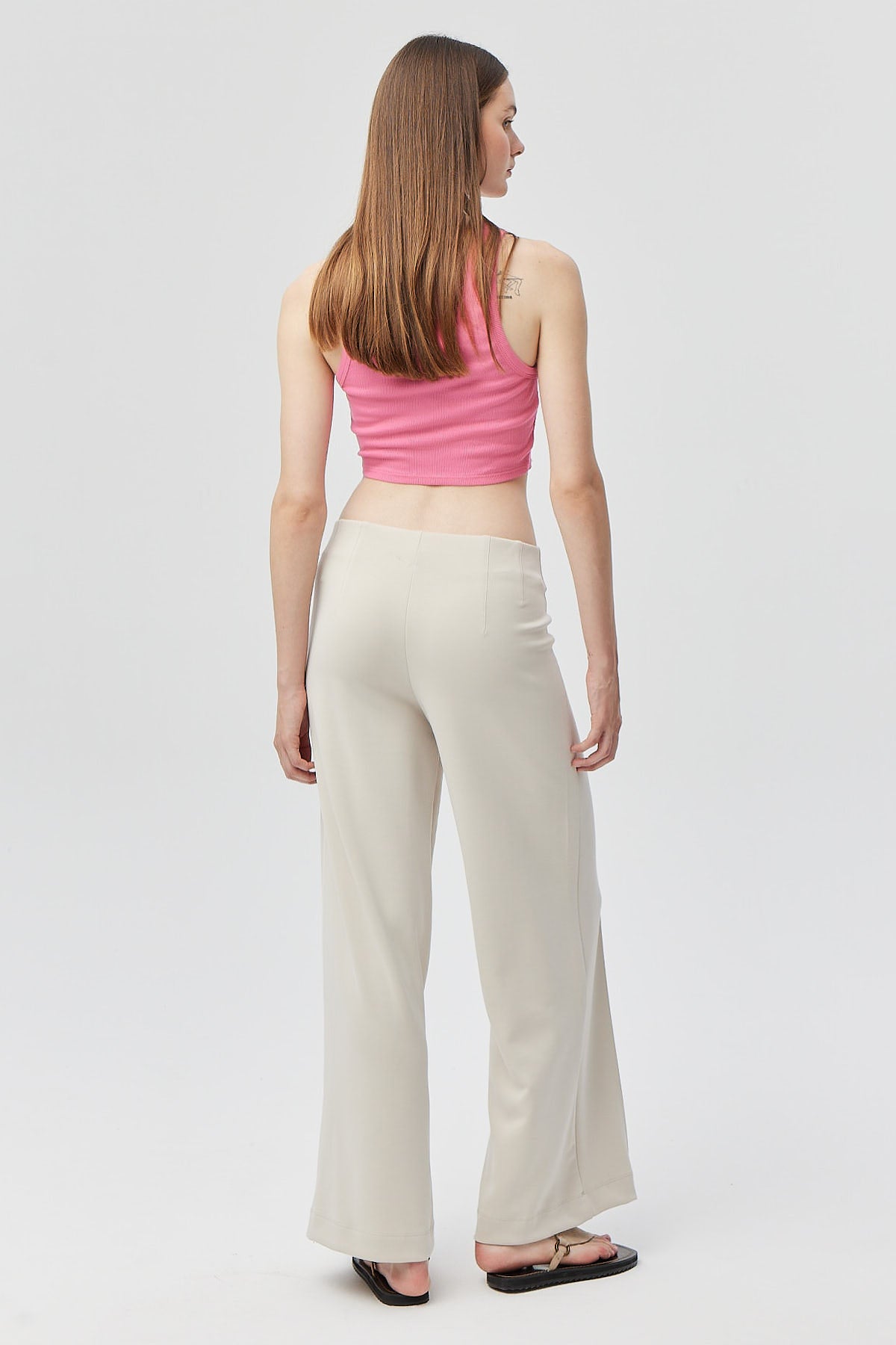 بنطلون نسائي ناعم الملمس بتفاصيل مخيطة