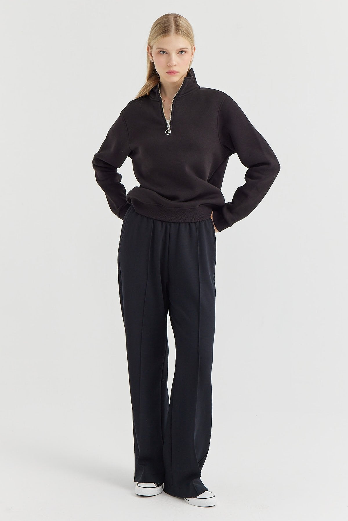 بنطال رياضي نسائي بخياطة أمامية