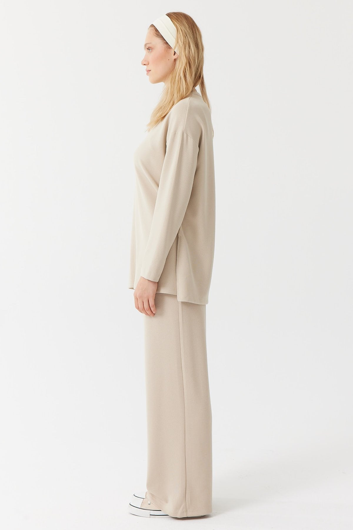 بنطلون نسائي بخصر مطاطي وملمس مميز 