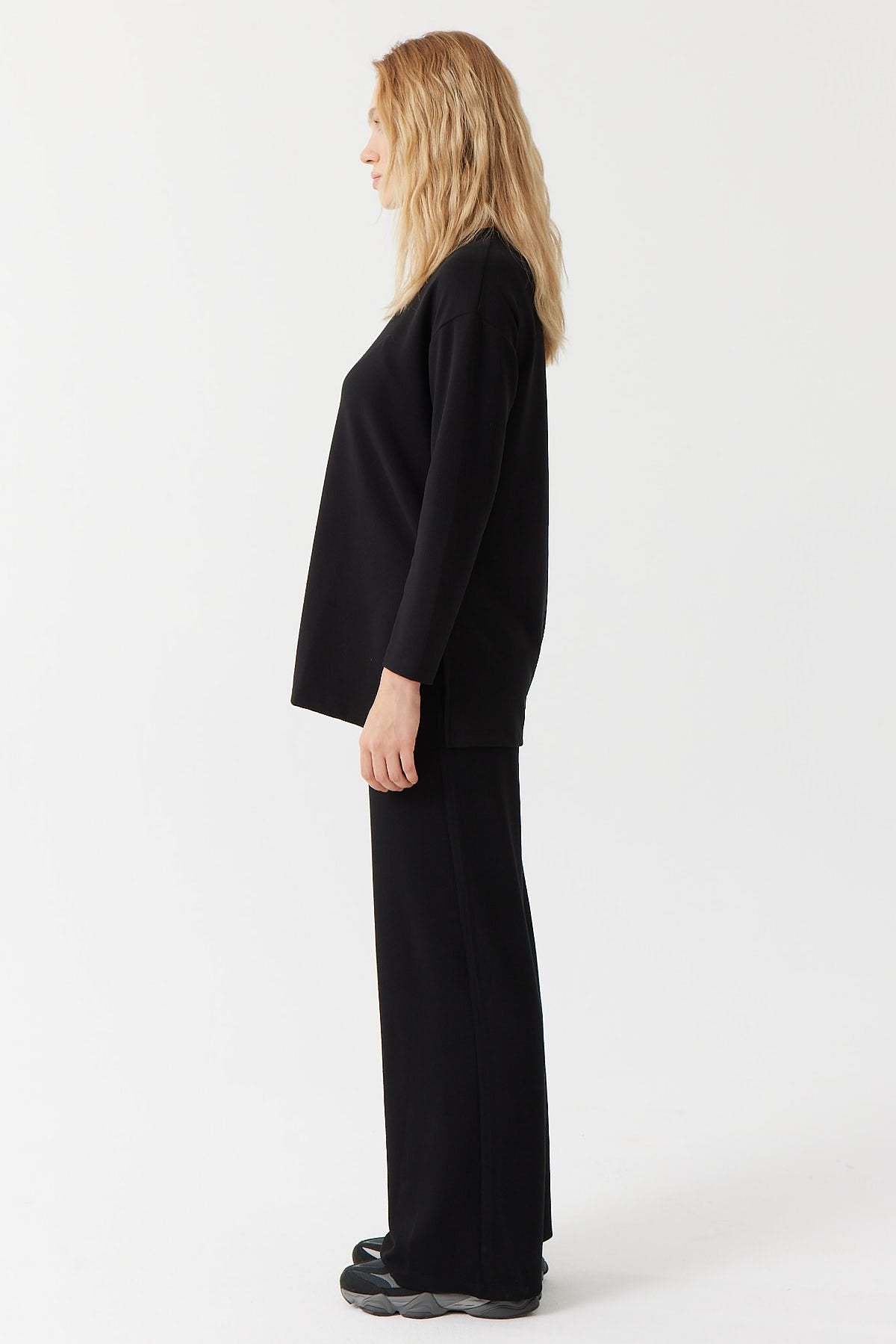 بنطلون نسائي بخصر مطاطي وملمس مميز 