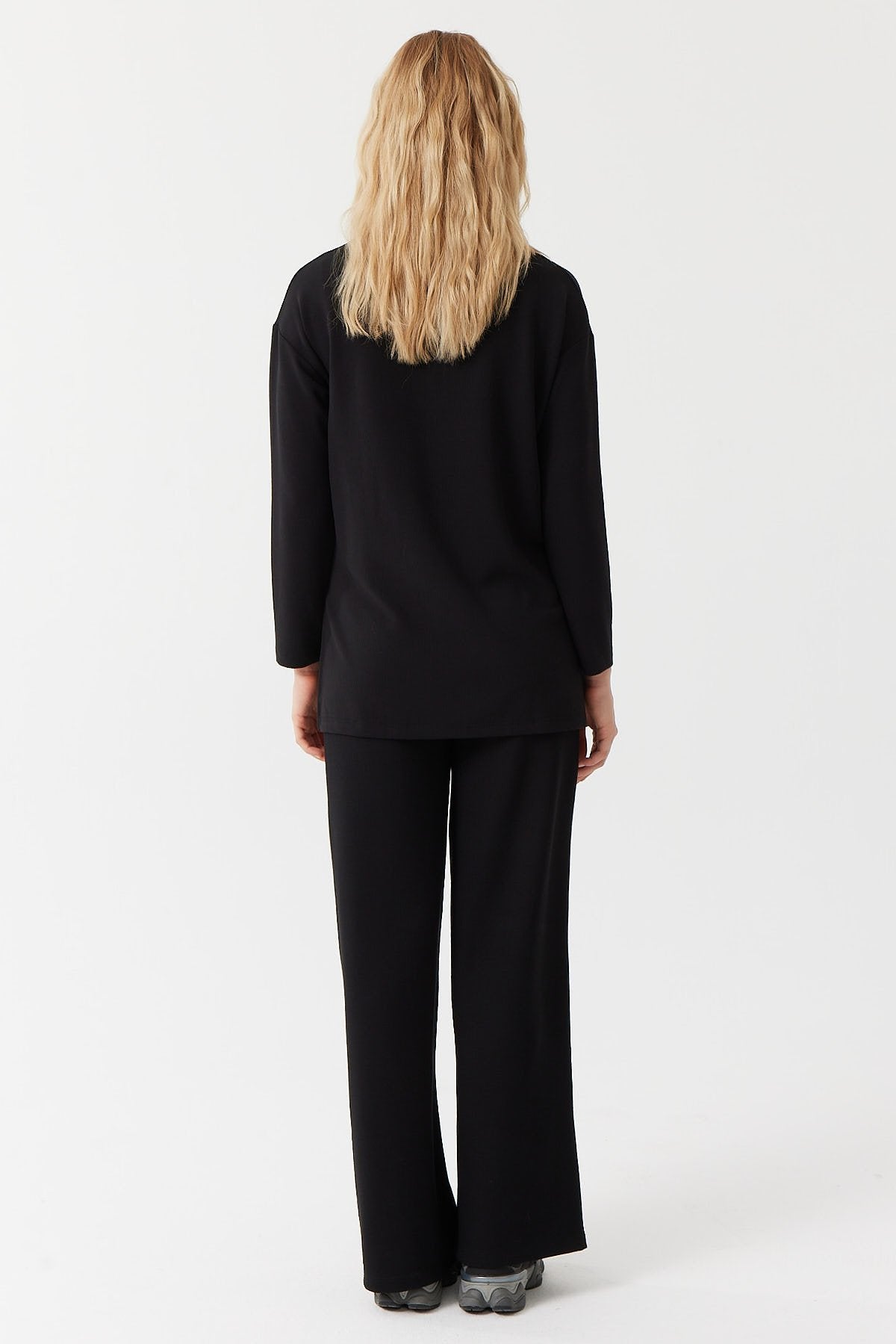 بنطلون نسائي بخصر مطاطي وملمس مميز 