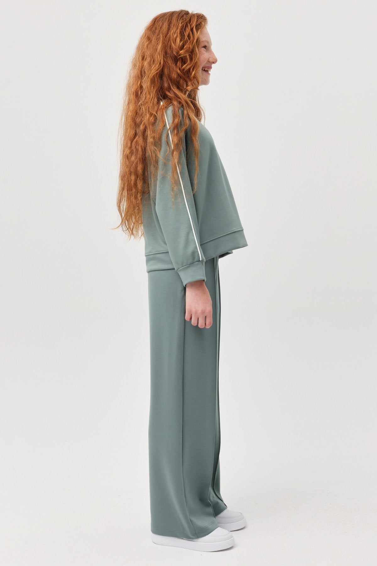 بنطلون رياضي بناتي بخصر مطاطي وملمس مميز 