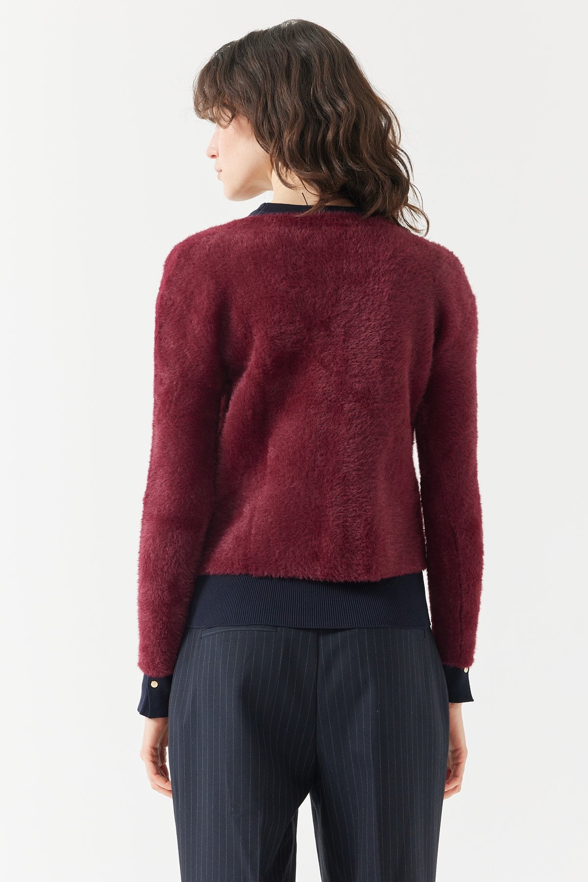 كارديجان نسائي بمظهر مخملي مع جيوب