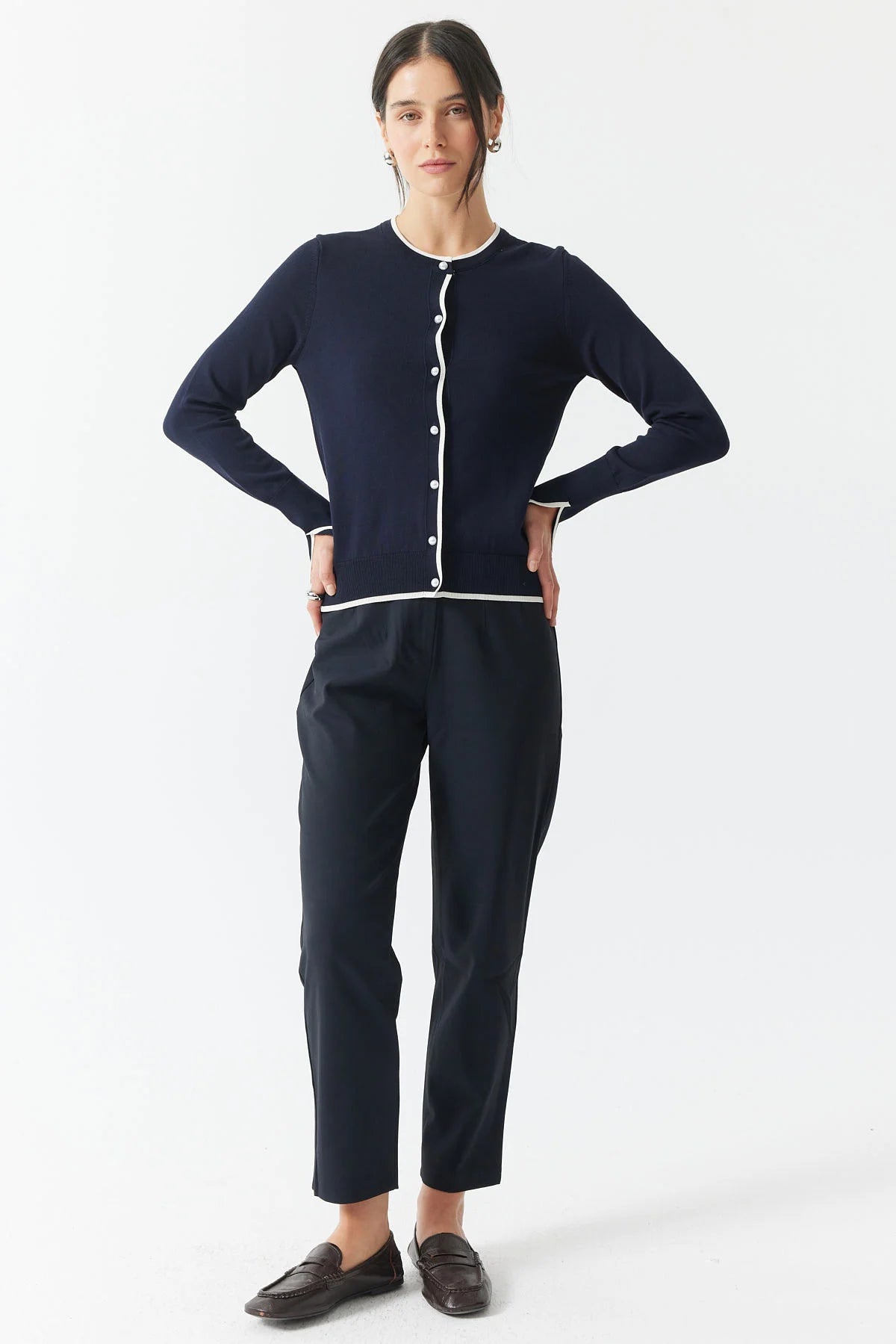 كارديجان نسائي محبوك بأزرار