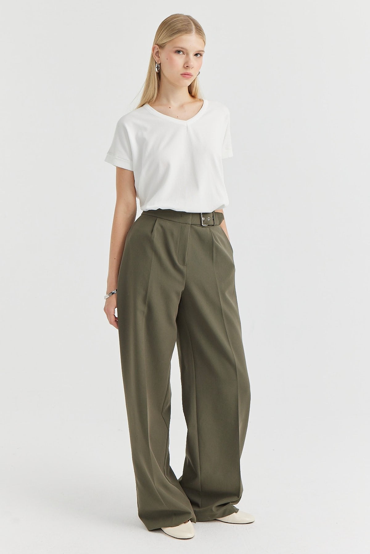 بنطلون نسائي واسع الساق بتفاصيل حزام