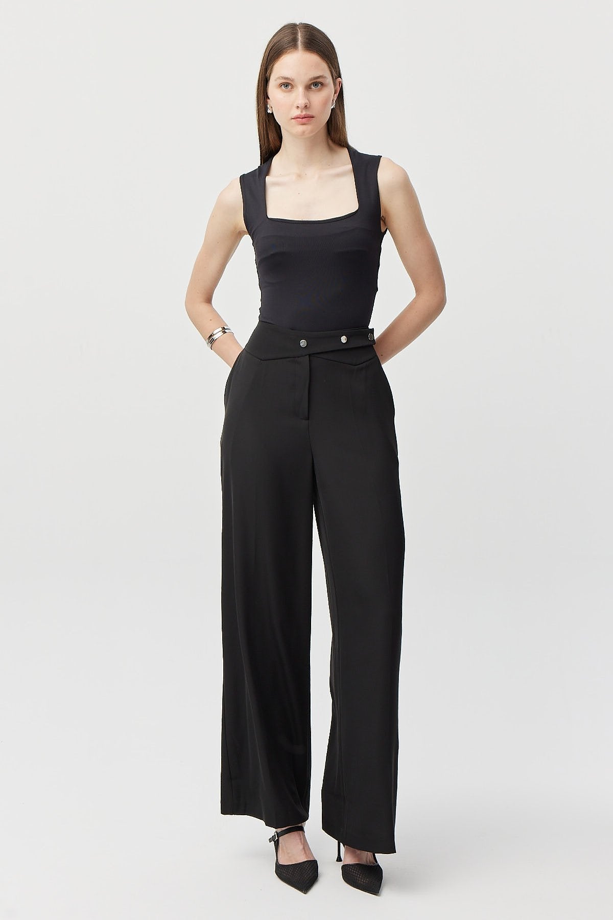 بنطلون نسائي واسع الساق بتفاصيل حزام