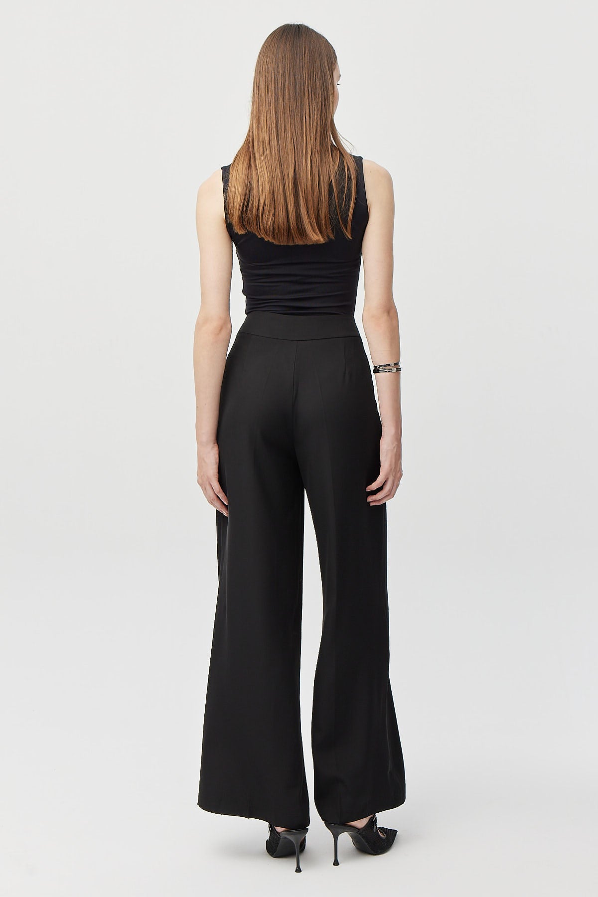 پانتۆڵی پان بە پشتێنەی ئافرەتان