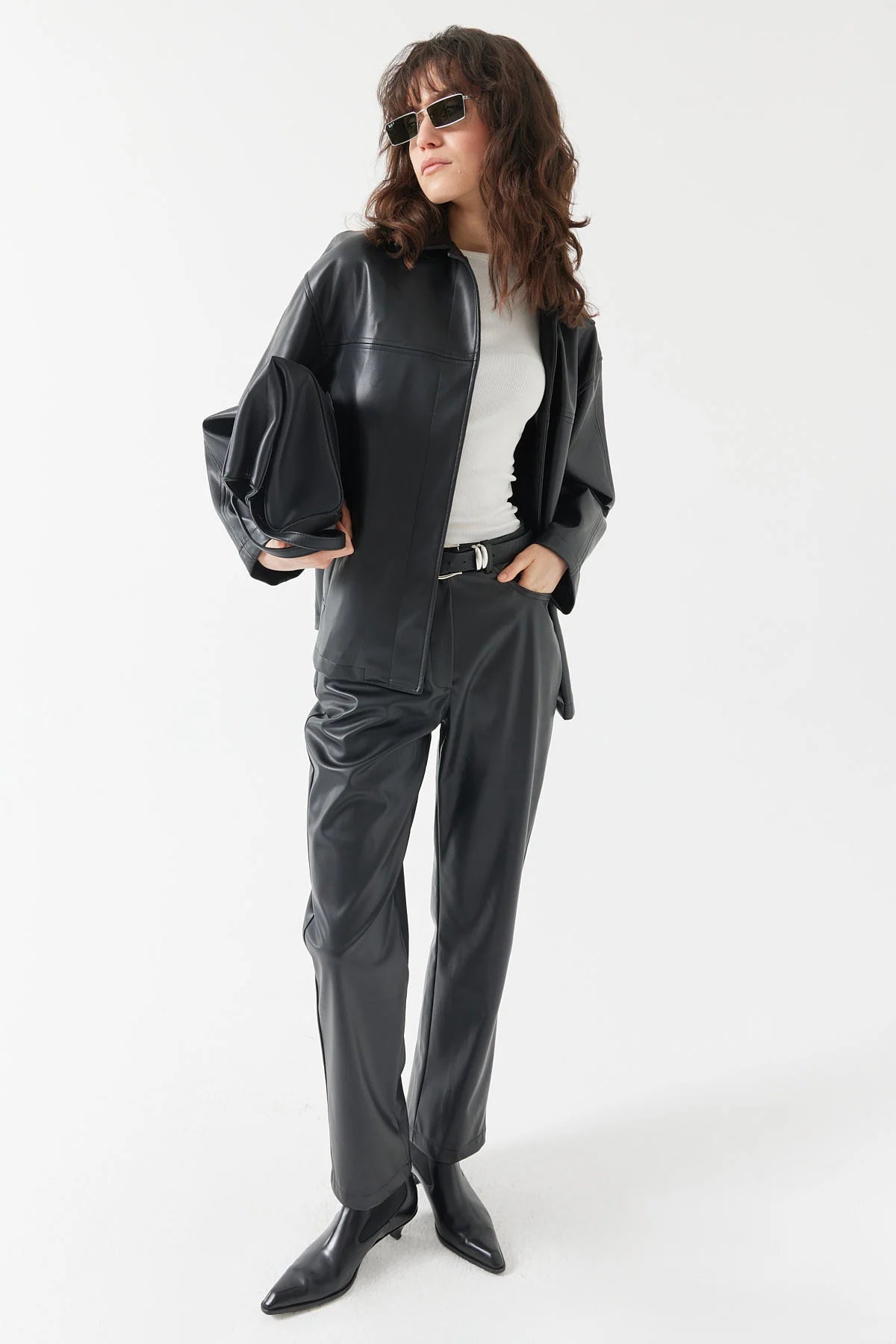 بنطلون جلدي نسائي بقصّة مستقيمة