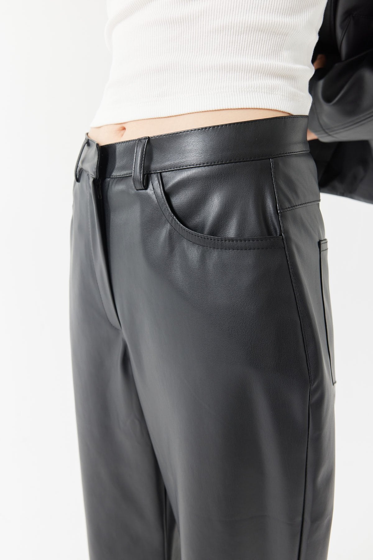 بنطلون جلدي نسائي بقصّة مستقيمة