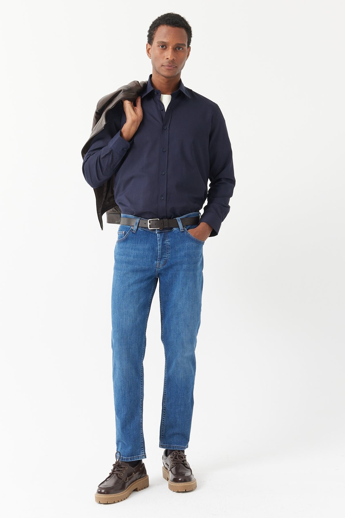 بنطلون جينز رجالي بقصة ضيقة