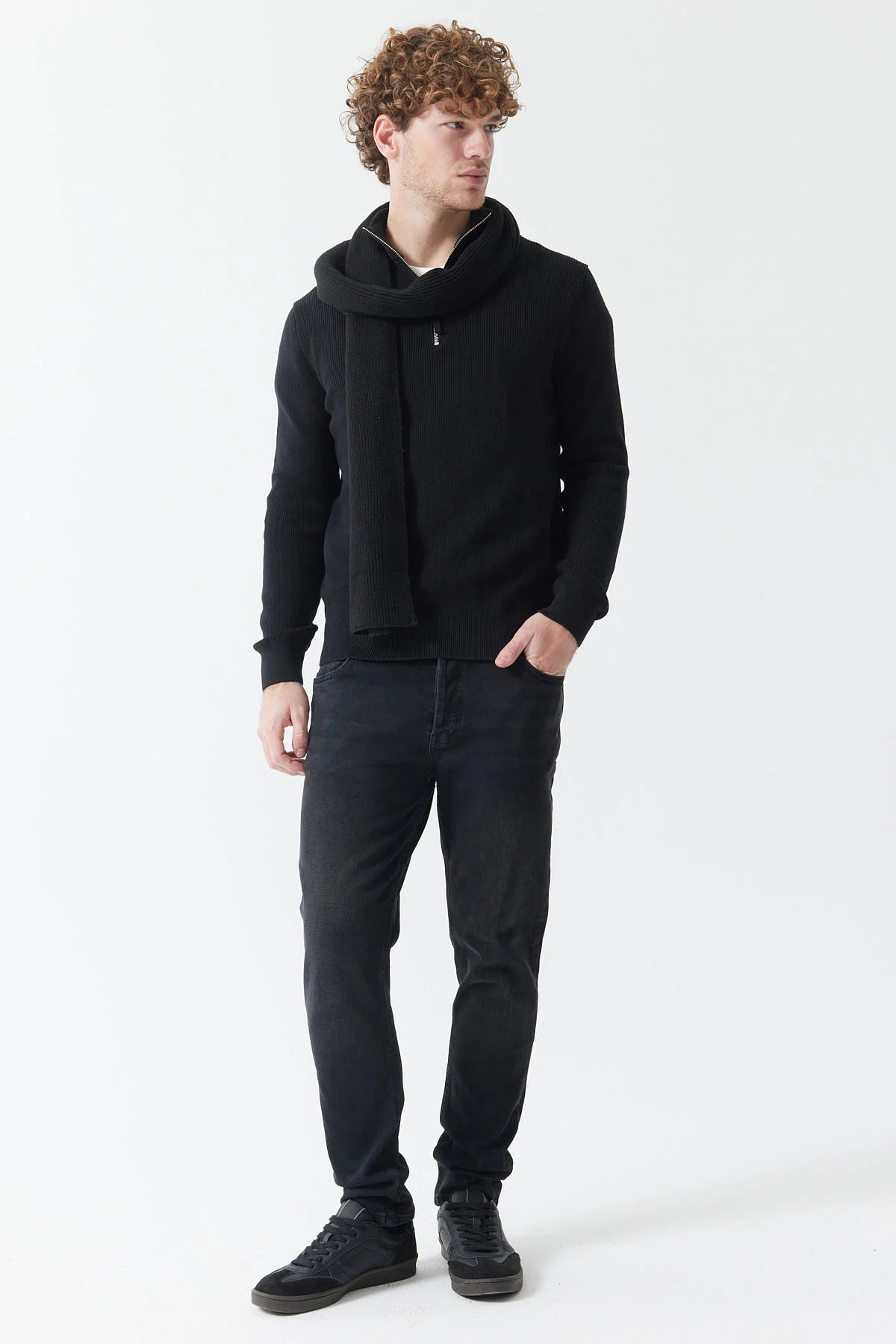 بنطلون جينز رجالي بقصة ضيقة