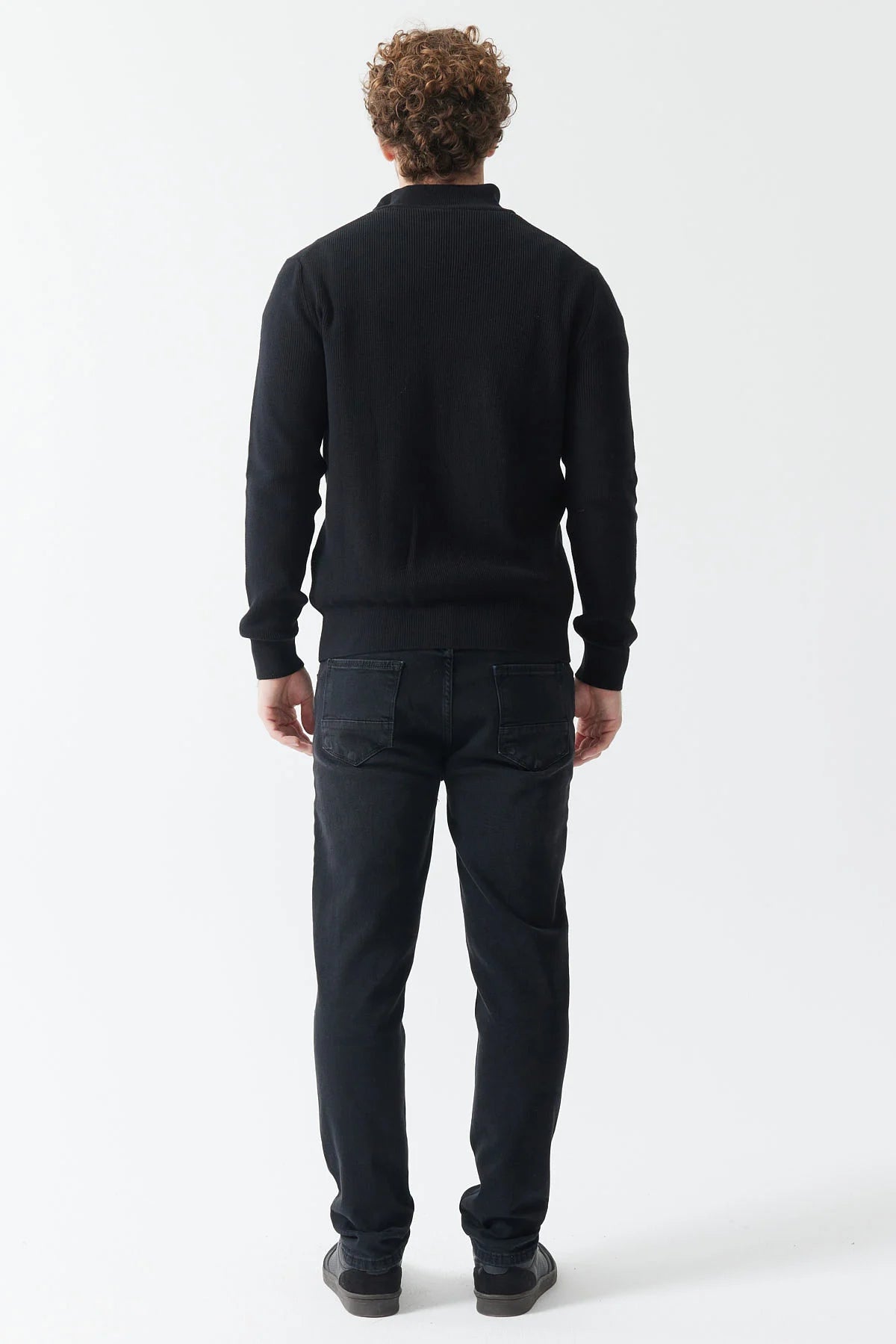 بنطلون جينز رجالي بقصة ضيقة