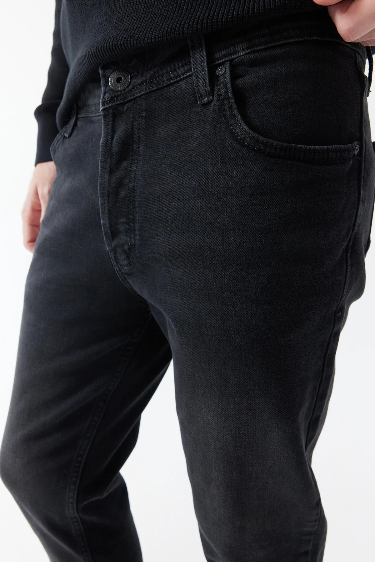 بنطلون جينز رجالي بقصة ضيقة