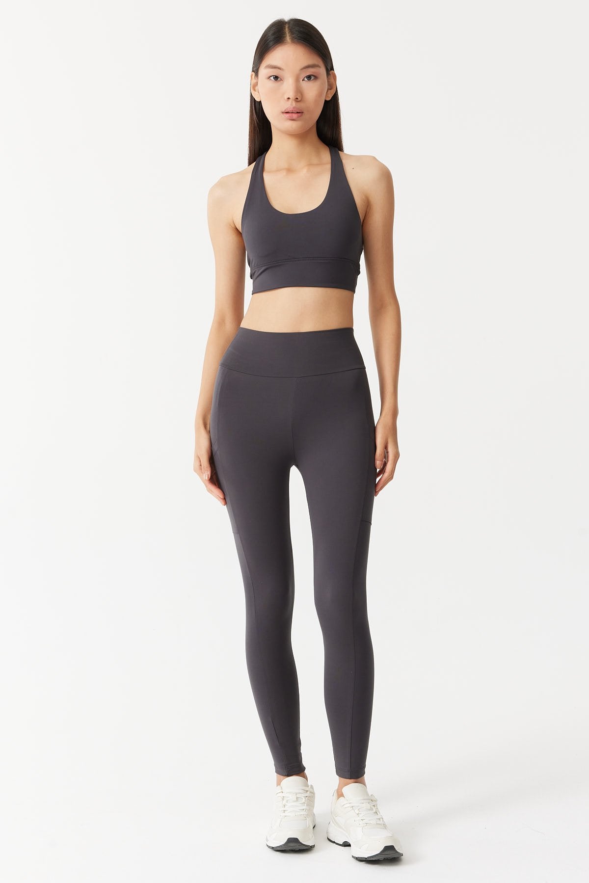 بنطال ضيق نسائي بتفاصيل جيوب 