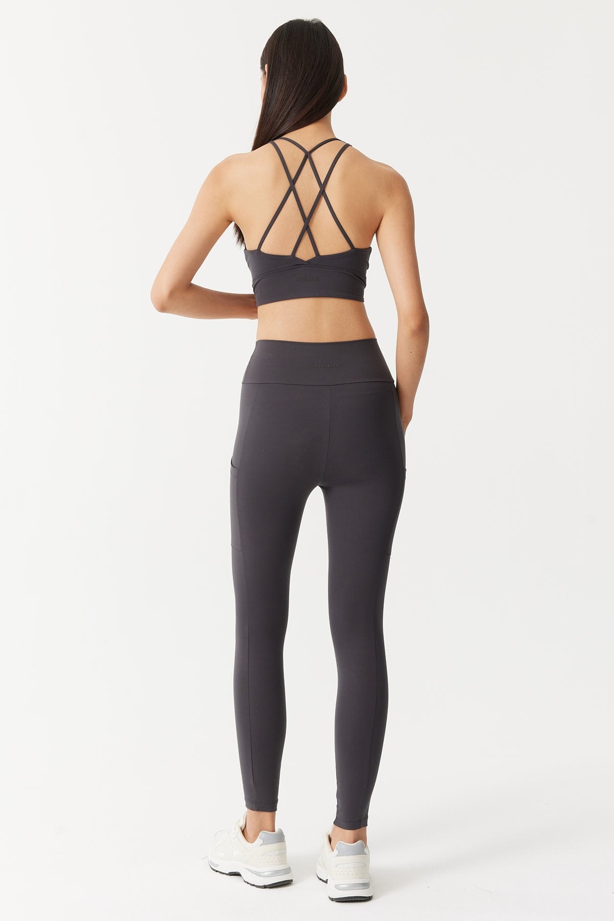 بنطال ضيق نسائي بتفاصيل جيوب 