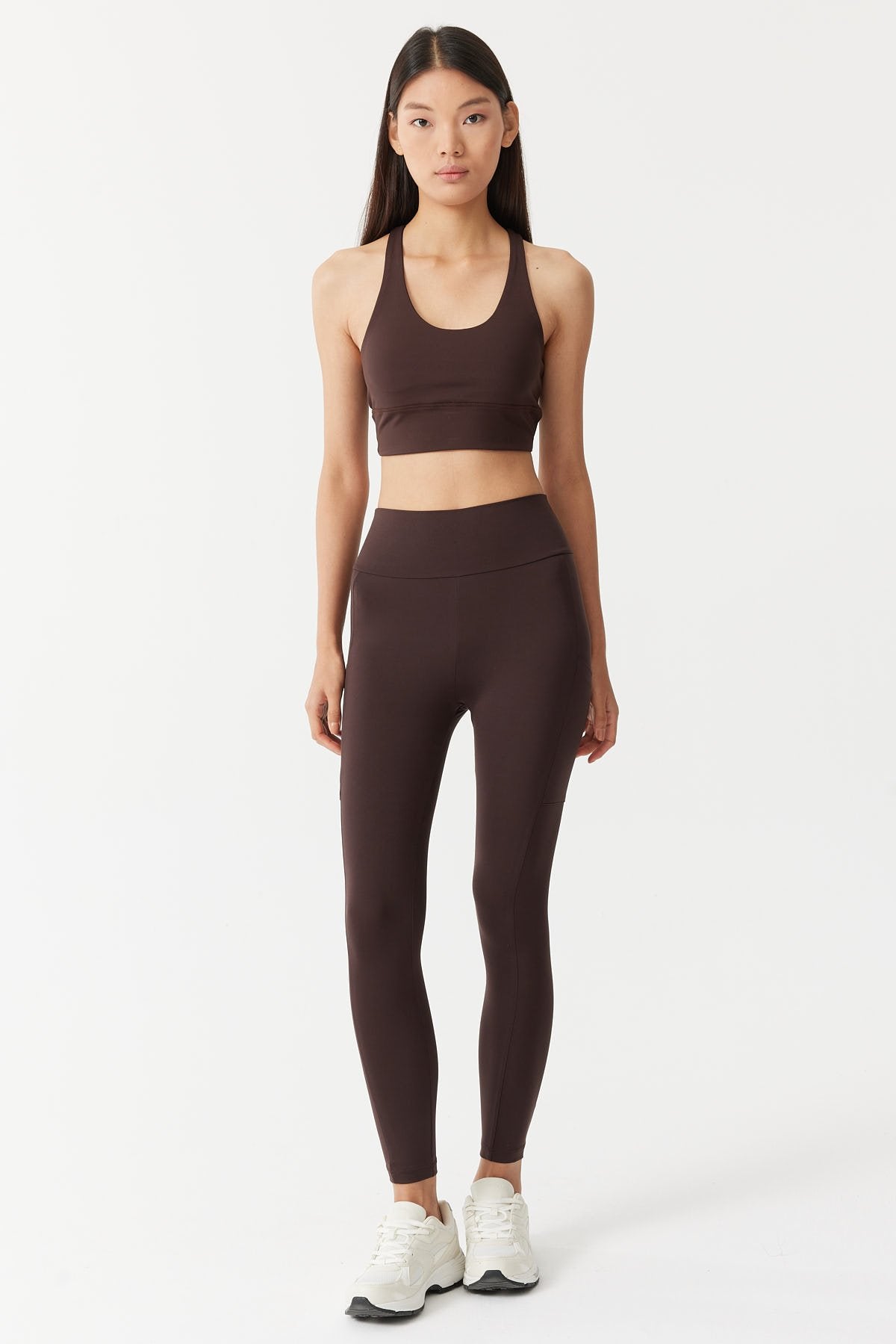 بنطال ضيق نسائي بتفاصيل جيوب 