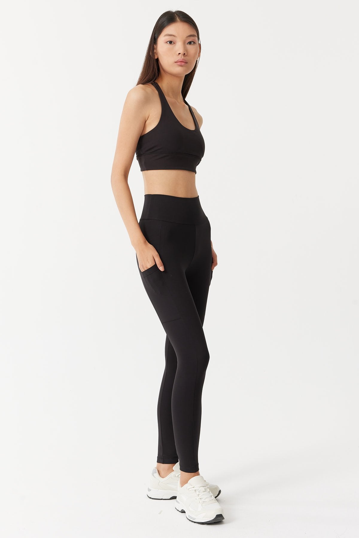 بنطال ضيق نسائي بتفاصيل جيوب 