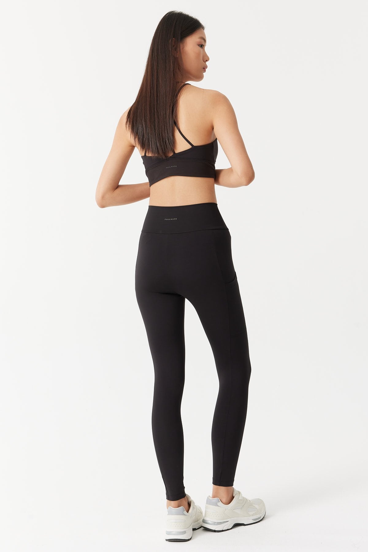 بنطال ضيق نسائي بتفاصيل جيوب 