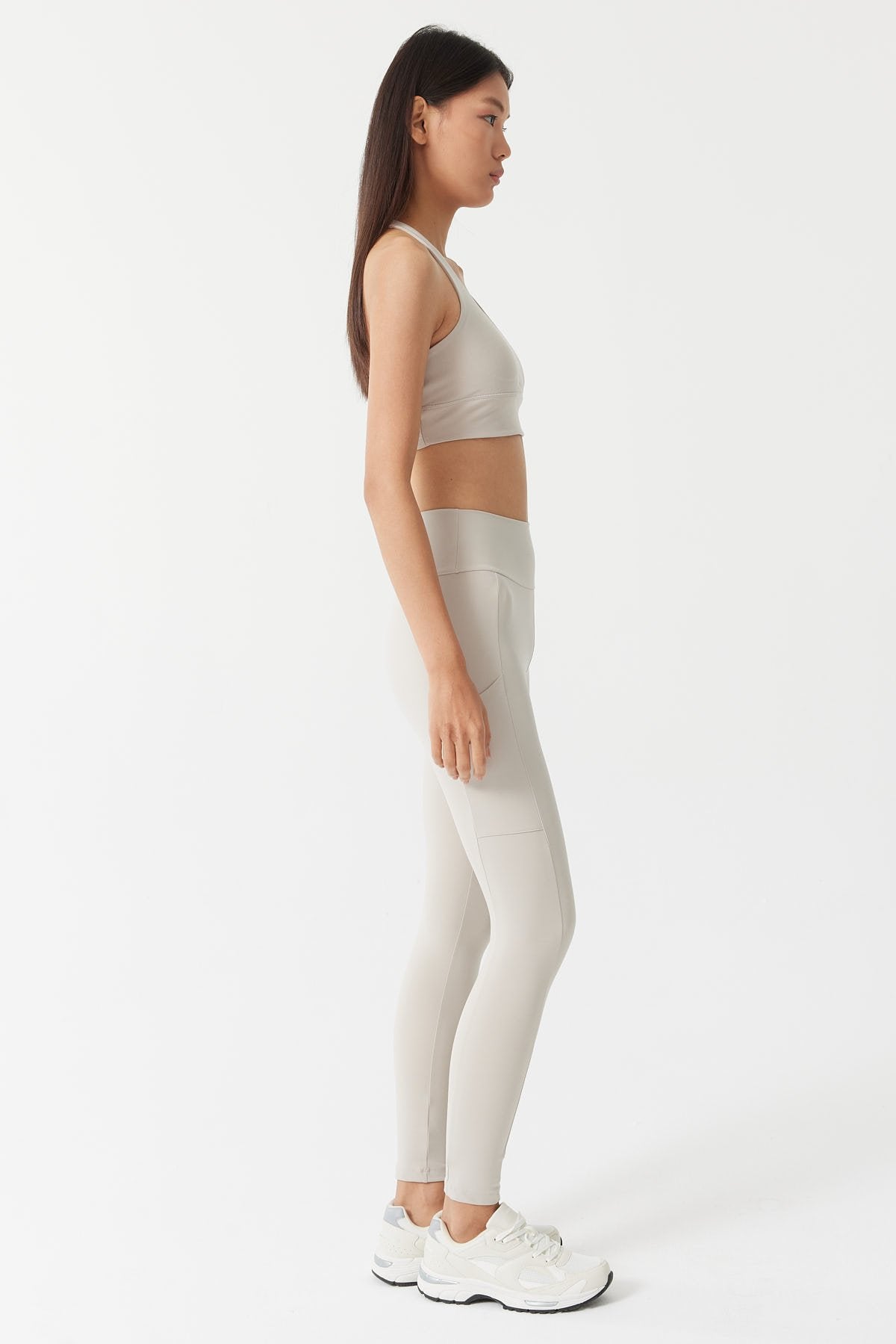 بنطال ضيق نسائي بتفاصيل جيوب 