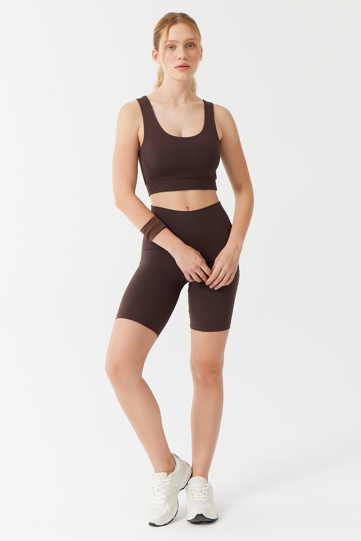 بنطال ضيق قصير نسائي