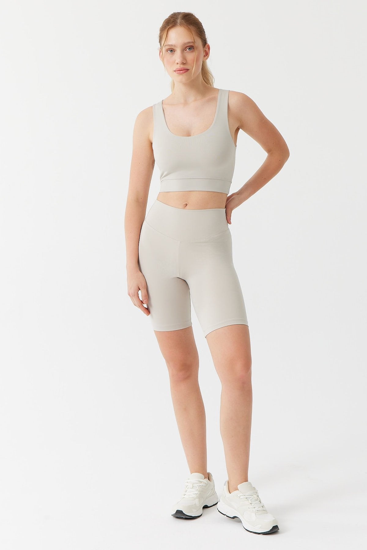 بنطال ضيق قصير نسائي