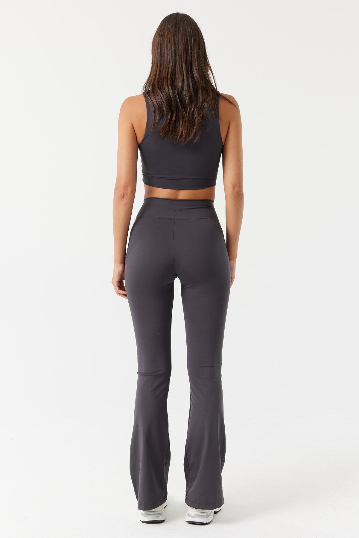 بنطال ضيق نسائي بتفاصيل جيوب 