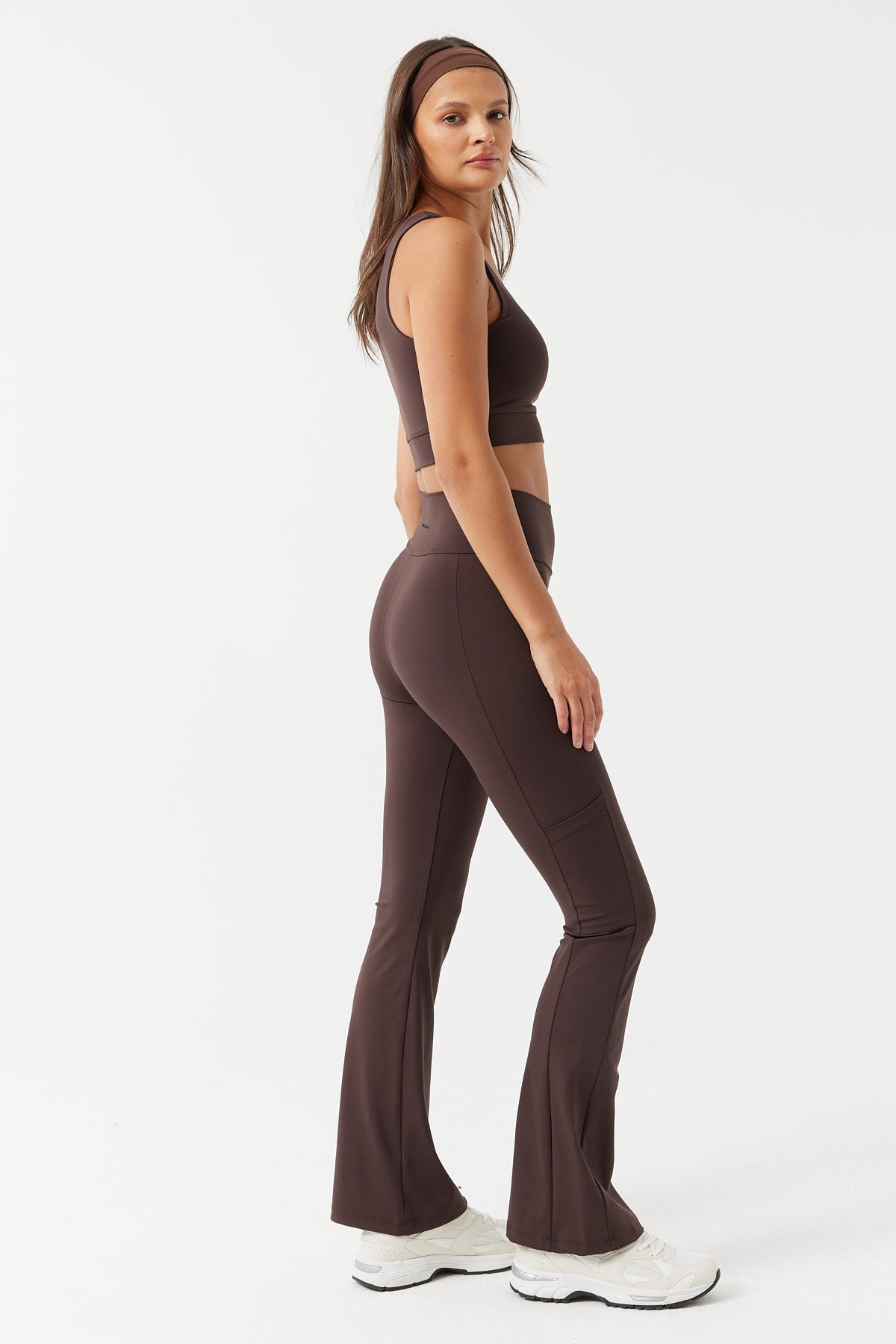 بنطال ضيق نسائي بتفاصيل جيوب 