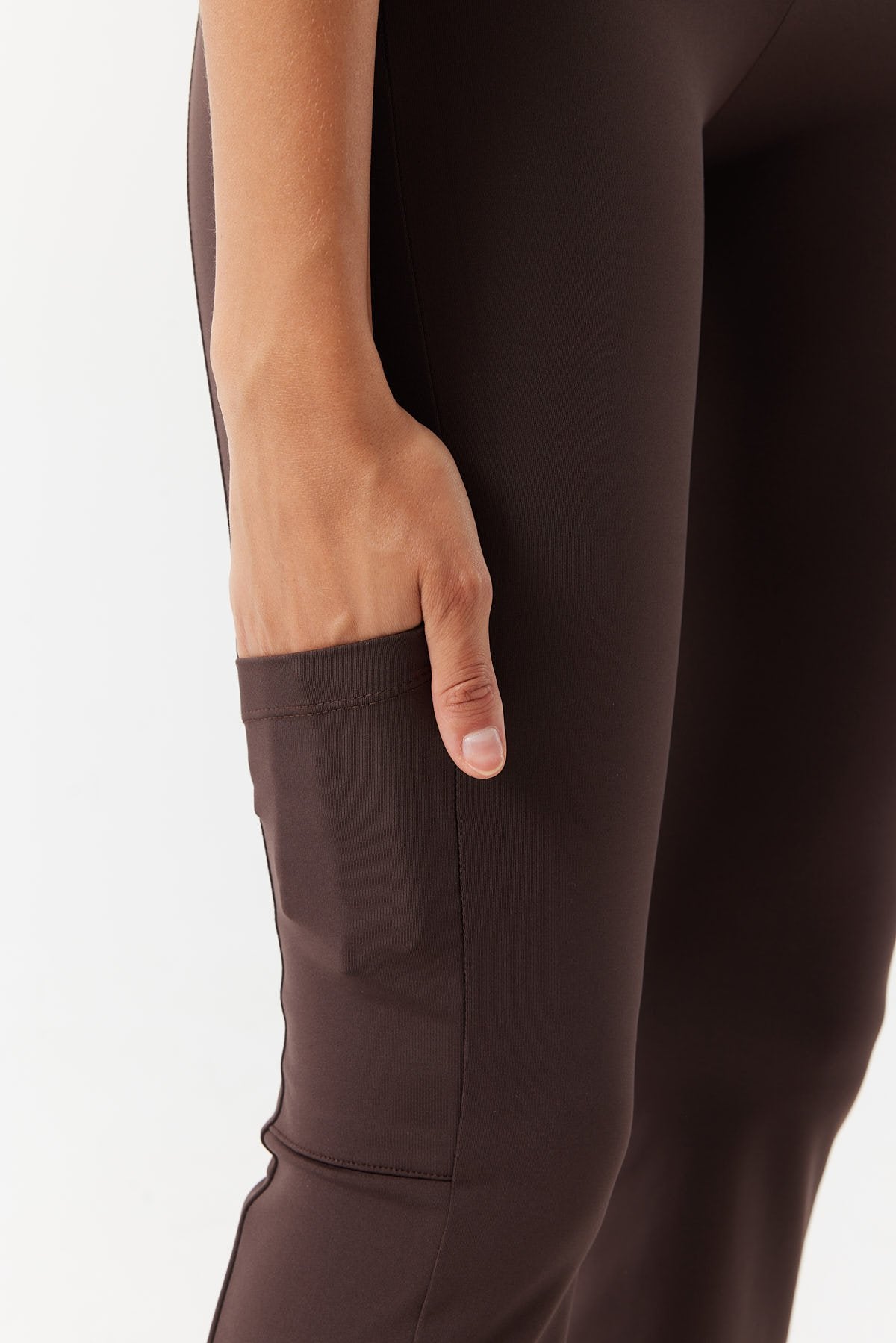 بنطال ضيق نسائي بتفاصيل جيوب 