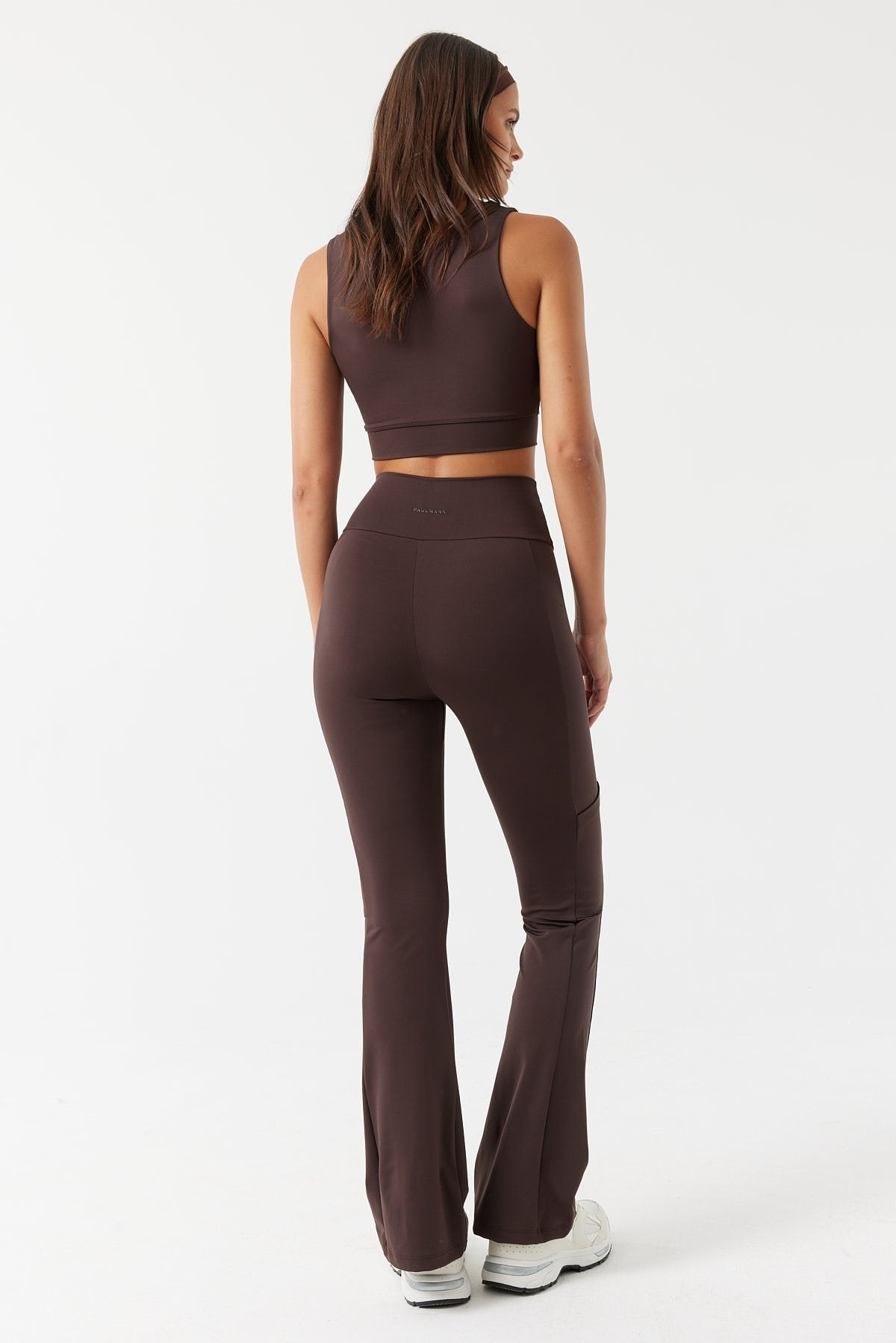 بنطال ضيق نسائي بتفاصيل جيوب 